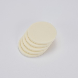 [K-ESSENTIALS] ฟองน้ำแต่งหน้าแบบกลม ขนาด 5.3 ซม. สีขาว ทำจากวัสดุ SBR สำหรับการแต่งหน้าแบบเปียก/แห้ง - Product Image 1