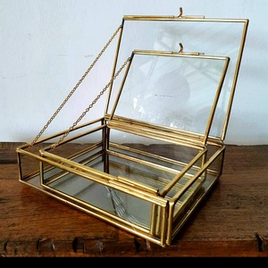 Boîte à accessoires contemporaine en métal et verre, élégant organisateur de bijoux, conteneur de présentation transparent, étui de rangement décoratif pour souvenirs - Product Image 4