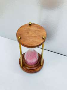 Minuteur à sable en bois fait main de 8 pouces avec sable rose |   Décoration de table rustique avec motif croix d'ange pour Noël et anniversaires - Uttarakhand - Product Image 5