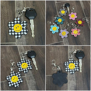 พวงกุญแจหนังลายตารางหมากรุกสีดำขาว ขายดี หนังแท้ ดีไซน์ใหม่ ของที่ระลึก ของขวัญ สำหรับทุกเพศ - Product Image 3