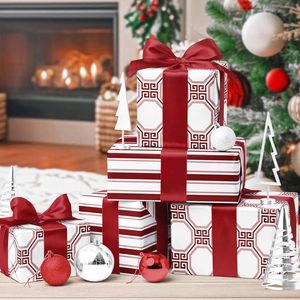 Carta da Regalo Natalizia Minimalista Reversibile con Design Geometrico a Strisce Greche Moderne, Bordeaux e Rosa, Confezione Regalo per le Festività - Product Image 1