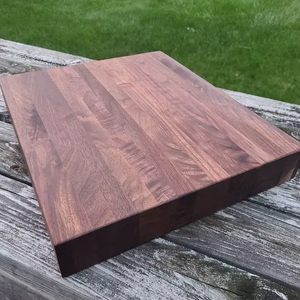 Planche à découper en bois d'acacia, fabriquée à la main par un artisan professionnel. - Product Image 1