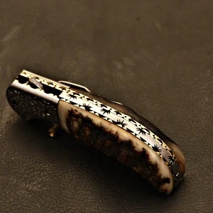 Cuchillo de bolsillo hecho a mano de acero de Damasco con punta curva, perilla para el pulgar y mango texturizado para uso diario. - Product Image 3