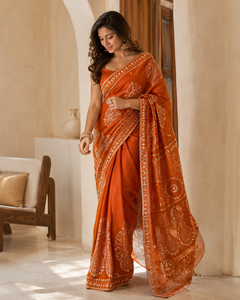 Sari en soie Bandhani orange avec bordure ornée de miroirs, élégant vêtement indien pour mariage, sari de créateur pour femmes, vente en gros - Product Image 1