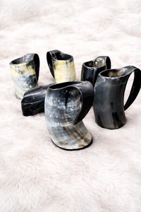 Cadeau de Noël artisanal écologique, matériau organique de haute qualité, corne à boire viking, mug à bière avec bord en laiton - Product Image 4