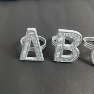 Anillos para Servilletas Personalizados con Letras del Alfabeto A B C D, Hebillas de Aluminio Texturizado Plateado para Decoración de Mesa de Boda y Eventos - Product Image 3