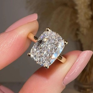 Anillo de Compromiso con Diamante de Corte Cojín Alargado, Diamante Creado en Laboratorio en Oro Amarillo de 14K con Certificado IGI para Mujer - Product Image 2