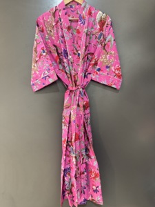 ชุดคลุมผ้าฝ้ายลายวาฟเฟิลสำหรับผู้หญิง ลายดอกไม้คลาสสิก แขนยาว เนื้อผ้านุ่ม ความยาวระดับเข่า พิมพ์ลายด้วยมือ งานฝีมือจากชาวเจัยปุร์ เหมาะสำหรับใส่พักผ่อน - Product Image 2