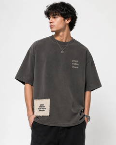 เสื้อยืดโอเวอร์ไซส์ผู้ชาย ผ้าฝ้ายเจอร์ซีย์ 100% แขนสั้น คอกลม พิมพ์ลายตัวอักษรเรียบง่าย ดีไซน์ลายปะ Peace Within Chaos - Product Image 4