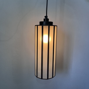Luminaire suspendu long en verre noir et blanc avec LED, cadre métallique blanc chaud doux et lampe de plafond intégrée - Product Image 5