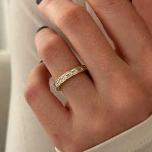 แหวนเพชรทรงเหลี่ยมมรกต 2.5 กะรัต เพาะเลี้ยงในห้องปฏิบัติการ แบบ Eternity Ring ตัวเรือนทองคำขาว 14k ประดับเพชรทรงเหลี่ยมมรกตแบบ Eternity Band - Product Image 4