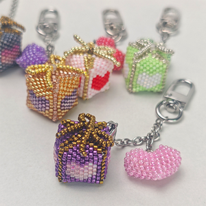 Porte-clés artisanal en cuir multi-brins, durable, avec perles brodées et motifs d'amour complexes - Product Image 4