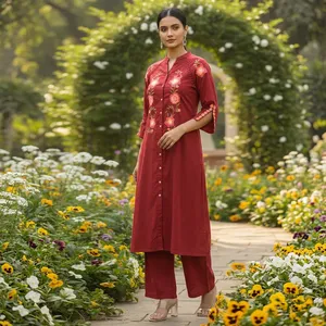 Ensemble Kurta en coton brodé rouge pour femmes avec travail floral à la main, manches trois quarts, col mandarin, longueur cheville, tenue décontractée - Product Image 2