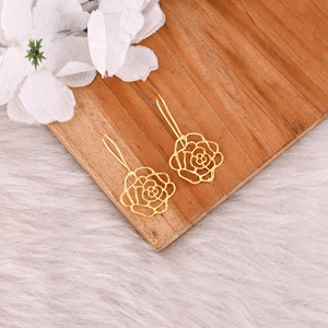 Boucles d'oreilles pendantes en laiton antique pour femmes, boucles d'oreilles minimalistes à motif floral, boucles d'oreilles en laiton plaqué or de haute qualité, commande en gros - Product Image 3