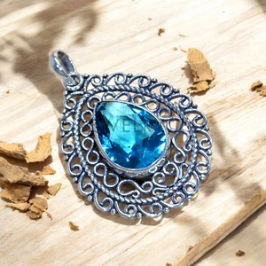 Colgantes de plata de ley 925 con topacio azul, diseño exclusivo, corte ovalado, hechos a mano, joyería de plata al por mayor para mujer - Product Image 1
