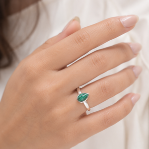 Anillo de Promesa Boho Minimalista Hecho a Mano con Plata de Ley 925 Pura, Gema de Malaquita Natural en Forma de Pera, Engaste de Bisel en Oro Rosa - Product Image 2