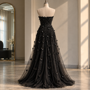 Robe de demoiselle d'honneur sans bretelles en tulle noir avec embellissements floraux perlés et sequins, coupe trapèze, longueur ras du sol, style moderne - Product Image 2