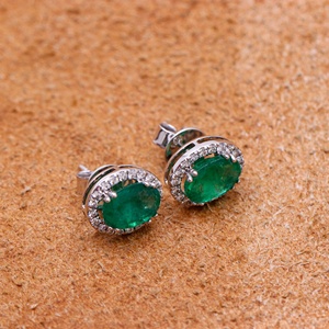 ต่างหูเพชรทรงวงรีประดับมรกตแบบตะวันออก-ตะวันตก ทองคำขาว 18k ขายส่ง Memoria Jewels - Product Image 4