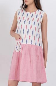 Vestido de algodón sin mangas con estampado Ikat de la mejor calidad, con falda plisada, vestido informal de verano para mujer, disponible para la venta. - Product Image 3