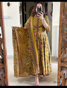 Ensemble 3 pièces en coton TheFabira Anarkali avec imprimé à la main, pantalon assorti magnifiquement décoré - Product Image 3