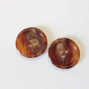 Boutons ronds en corne écologiques faits à la main en coquillage naturel brun poli, matériau artisanal, design à 4 trous, moderne - Product Image 4