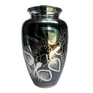 Urnes de crémation pour adultes en laiton de haute qualité Design de drapeau américain Couleur noire avec placage Urnes funéraires en métal fini pour cendres. - Product Image 5
