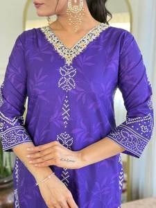 Ensemble de kurta imprimé en crêpe français avec pantalon et dupatta, ensemble de fête trois pièces pour femme, style ethnique moderne, tissu viscose Gadhval - Product Image 4