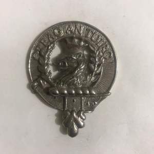 Écusson du blason du clan écossais Mac Duff. Traditionnellement, ces badges sont portés sur un bonnet ou un kilt, ou utilisés comme une broche. - Product Image 3