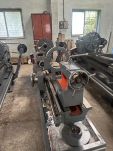 Tour à métaux robuste à poulie conique, longueur de banc de 7 pieds, hauteur de centre de 12 pouces, diamètre de trou de 3 pouces, avec boîte de vitesses Norton - Product Image 3