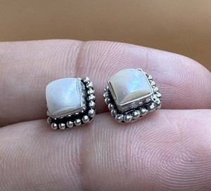 Boucles d'oreilles clous en argent sterling 925 avec perle d'eau douce carrée, bijoux minimalistes classiques en perle blanche pour femmes - Product Image 4