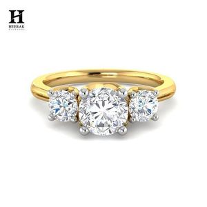 Bague personnalisée en or avec trois diamants de laboratoire, coupe ronde, solitaire, trio, bijoux fins, fabricant en gros - Product Image 5