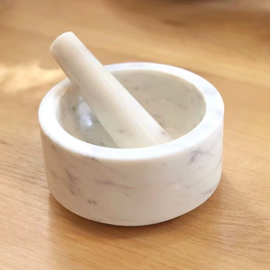 Mortero y pilón de mármol de grado alimenticio para un uso seguro en la preparación de especias frescas, pastas y medicamentos herbales. - Product Image 1