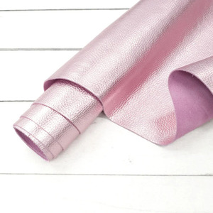 Material de cuero rosa con textura de guijarro, diseñado para artesanos profesionales que crean bolsos, carteras y zapatos hechos a mano. - Product Image 2