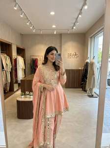 Conjunto de Fiesta para Mujer de Diseño Exclusivo: Top Moderno con Bordado de Espejo Real, Dhoti Tulip y Dupatta - Product Image 2