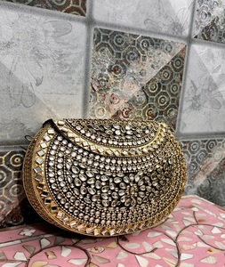 Mini pochette en laiton Kundan dorée, élégante pour les soirées, avec diamants et fermeture à boucle - Product Image 1