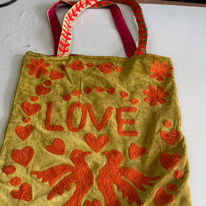 Sac fourre-tout personnalisé en velours matelassé brodé floral pour femme – Le meilleur sac de shopping doux et réutilisable - Product Image 1