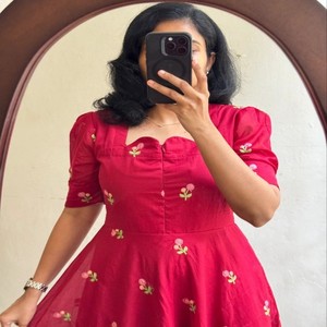 Vestido de Algodón Chanderi VASTRA COTTAGE con Bordado Floral Multicolor, Mangas Cortas, Completamente Forrado, Ropa Étnica Festiva - Product Image 4