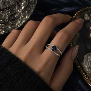 Bague ovale en argent sterling 925 avec saphir bleu et pavé de pierres blanches, bague statement, fabrication de bijoux sur mesure en gros - Product Image 3