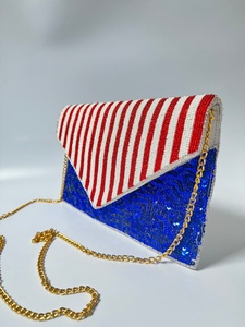 Bolso bandolera con cuentas de la bandera estadounidense, diseño de estrellas y rayas, con correa de cadena plateada, para el Día de la Independencia y ocasiones especiales. - Product Image 6