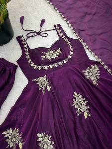 Ensemble de robe en soie Fendy Heavy Flair avec sharara et dupatta brodée – Tenue ethnique élégante pour femmes - Product Image 4