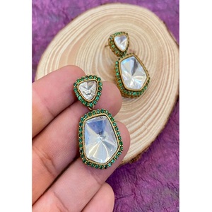 Aretes de Moissanita con Baño de Oro de Latón de Primera Calidad, Diseño Kundan, Elegantes y Modernos para Mujeres y Niñas, Ideales para Bodas - Product Image 1