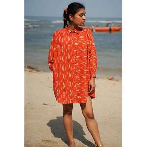 เดรสผ้าฝ้ายพิมพ์ลายอิคัตสีส้มสำหรับผู้หญิง สวมใส่สบายๆ ชายหาด แขนยาว สไตล์คุรติ - Product Image 2