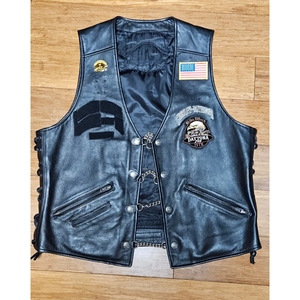 Gilet de motard en cuir véritable personnalisé avec patchs brodés, lacets latéraux, poches zippées et fermeture boutonnée pour hommes motards - Product Image 3