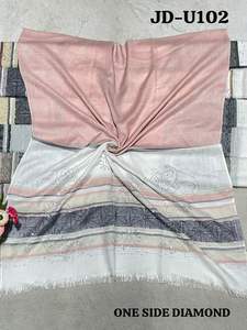 Élégant Voile Hijab en Satin Rose Floral et Blanc Nacré Scintillant avec Bordure Ornée de Diamants et Bords Effilochés Délicats – Châle Tendance - Product Image 3