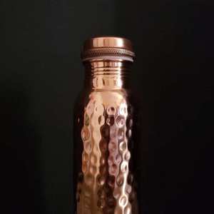 Bouteille d'eau en cuivre texturé effet galet, finition réfléchissante, anti-fuite, gourde d'hydratation bien-être, réutilisable, design premium - Product Image 6