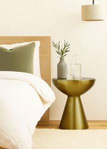 Mesa Auxiliar Glamorosa de Metal Dorado que Realza Interiores Elegantes con Textura Pulida y Presencia Impresionante - Product Image 2