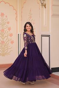 ชุดเดรสยาวแบบ Anarkali ผ้าจอร์เจตต์สีม่วงเข้มหรูหรา ปักลายดิ้นทองหนัก แต่งระบายเป็นชั้นๆ เหมาะสำหรับงานแต่งงานแบบอินเดียและปากีสถาน - Product Image 3