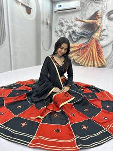 Conjunto de Lehenga Choli Navratri para Mujer, de Algodón Puro Estampado y Repujado, con Falda Larga Ajustada y Adornos de Gotta Patti, Encaje Espejo y Borlas - Product Image 1