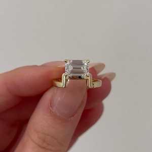 Anillo de compromiso de oro de 14K y 18K con diamante cultivado en laboratorio de corte esmeralda de 2 quilates, engaste de púas oriental y occidental, bandas solitarias arquitectónicas escalonadas, venta al por mayor - Product Image 4