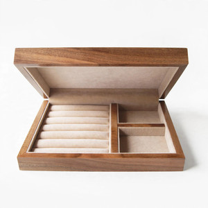 Caja de Joyería de Madera con Tapa, Forrada en Terciopelo Beige, con Ranuras para Anillos y Compartimentos Organizadores - Product Image 1